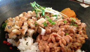 assiette de natto, soja et riz