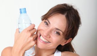 boisson-detox Femme et boisson pour la detox
