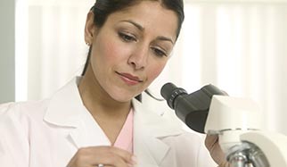 biologie_anti-age femme de laboratoire d