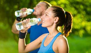 boisson-minceur Homme et femme sportifs buvant