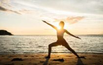 femme en position du guerrier yoga