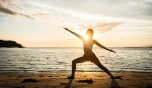 femme en position du guerrier yoga