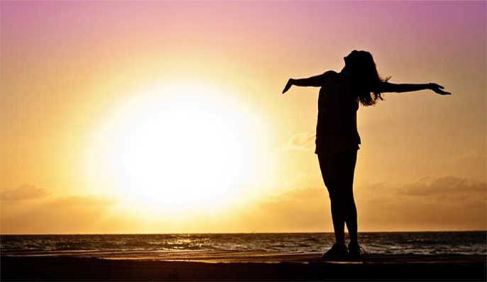 corps de femme et soleil faible