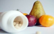 vitamines en gélules et fruits