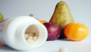 vitamines en gélules et fruits
