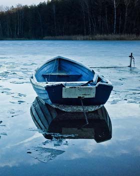 lac froid avec de la glace