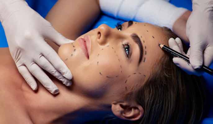 visage de femme avec dessins