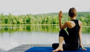 Posture de yoga devant un lac