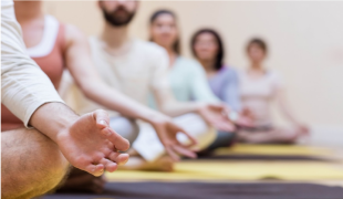 femme en posture de yoga