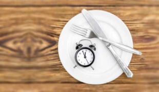 Assiette vide et horloge