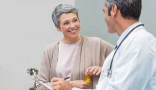 médecin avec femme en consultation ménopause