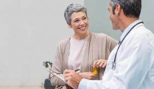 menopause-TSH femme ménopausée consultant un médecin pour traitement hormonal