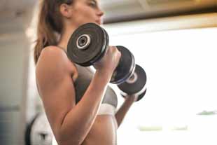 femme en exercice de musculation HIIT