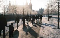 Gens en promenade au Danemark