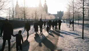 Gens en promenade au Danemark