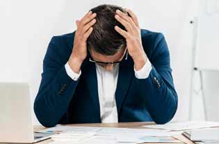 homme stressé au bureau