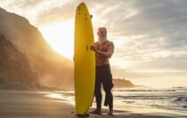 surfeur senior en forme devant la mer