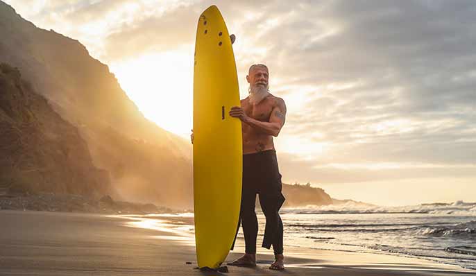 surfeur senior en forme devant la mer