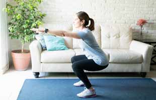 femme en exercice de squat