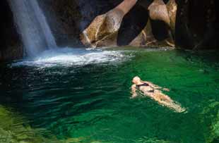 femme se baignant dans de l'eau froide