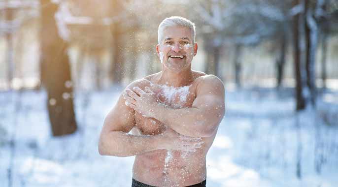 homme dans le froid avec de la neige