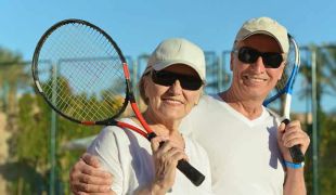femme et homme au tennis