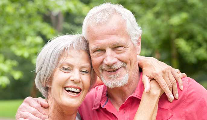 couple age dans la nature
