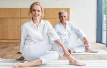 couple pratiquant le yoga