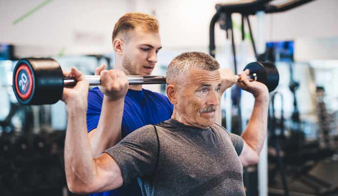 homme faisant de la musculation pour rester la longevite