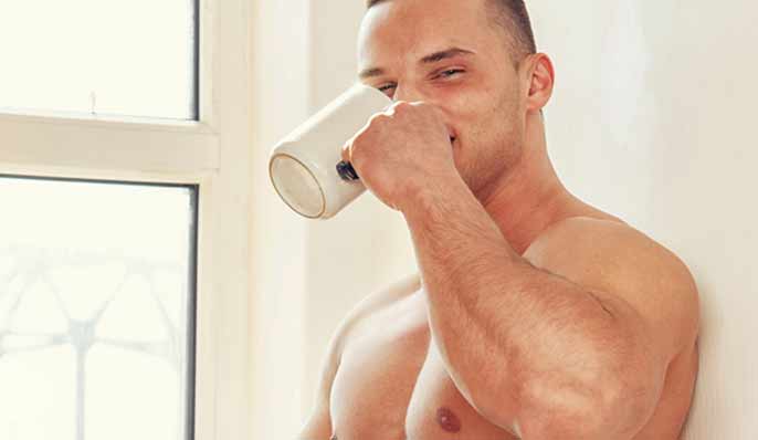 homme muscle qui boit du cafe