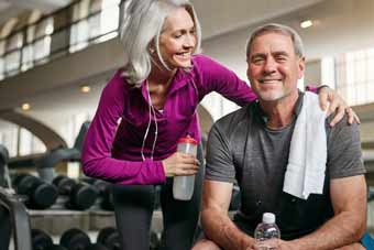 couple en salle de gym pour se muscler