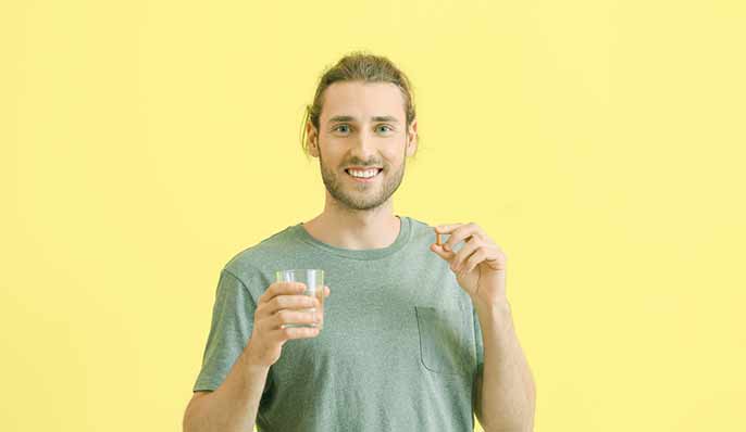 jeune homme prend pilule de NAD